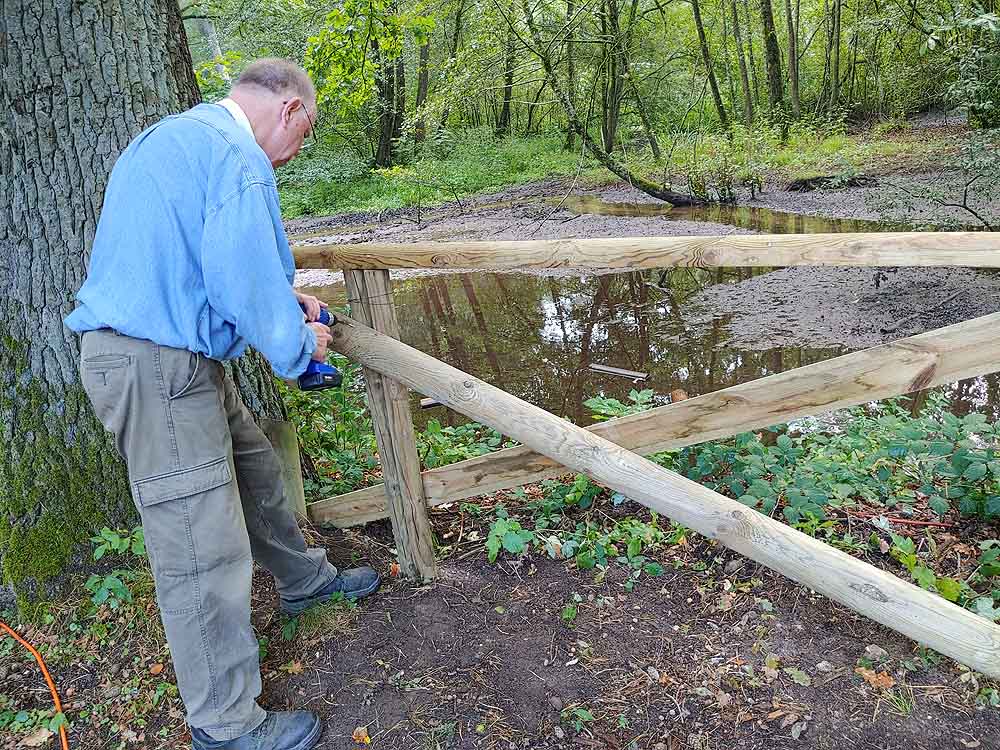 Ehrenamtlicher Naturschützer, diesmal eher handwerklich im Einsatz: das Holzgeländer wird erneuert