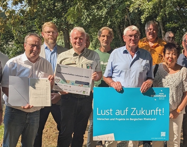 Förderbescheidübergabe u.a. mit Umweltminister Krischer, Wald+Holz-Leiter Kemmerling, Landrat Schuster und BUND-Vorsitzender Sticht